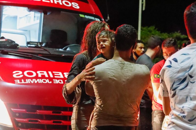 Juliane e família foram vítimas da queda de estrutura em Joinville