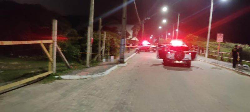Jovem morre depois de empinar moto na praia Brava, em Itaja&iacute; – Foto: Pol&iacute;cia Militar/Reprodu&ccedil;&atilde;o