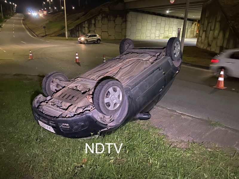 Carro capotou ap&oacute;s ser atingido por outro ve&iacute;culo – Foto: Ricardo Alves/NDTV