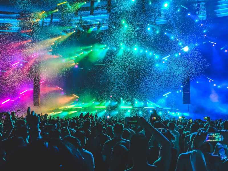 Casos em que a presença do público supera o número de 500 pessoas, o protocolo prevê comprovante de vacinação completa da vacina – parcial para adolescentes – Foto: Aditya Chinchure/Unsplash/ND