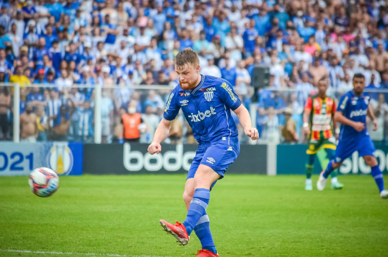 Estou mais preparado para a chance, diz Wesley, volante oriundo da base do  Avaí - NSC Total