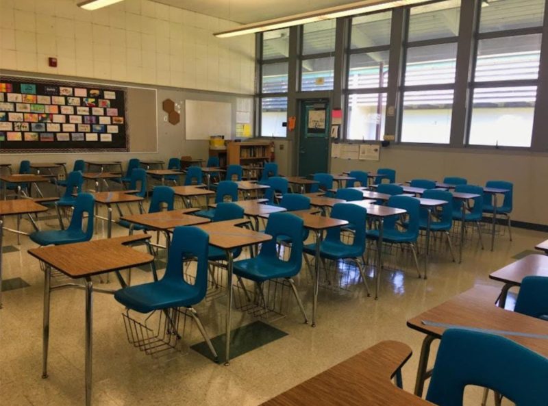 Sala de aula de escola onde a professora que disse que Trump ainda é presidente atuava