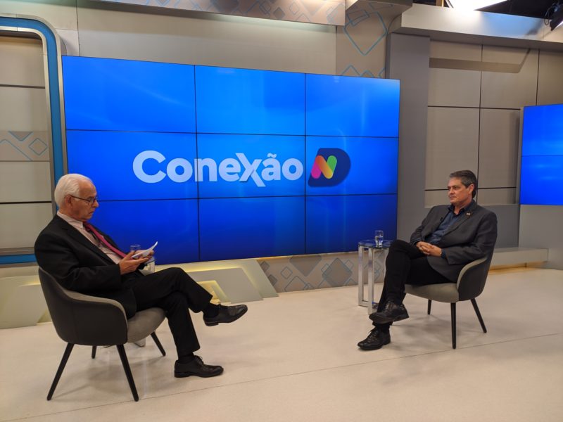 Andr&eacute; Motta Ribeiro durante entrevista ao jornalista Moacir Pereira – Foto: Ian Sell/ND