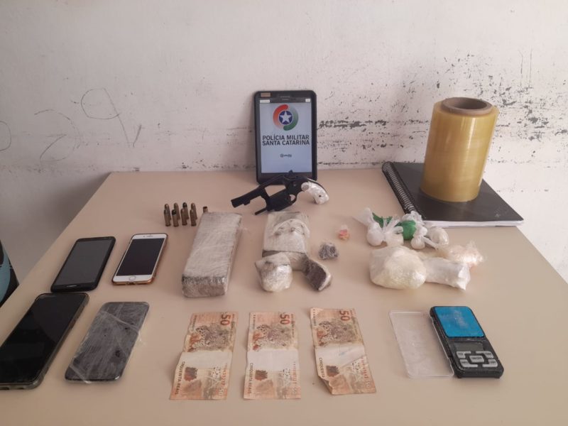 Pris&otilde;es aconteceram na tarde de quarta-feira (3), no bairro Vila Nova – Foto: Pol&iacute;cia Militar/Divulga&ccedil;&atilde;o