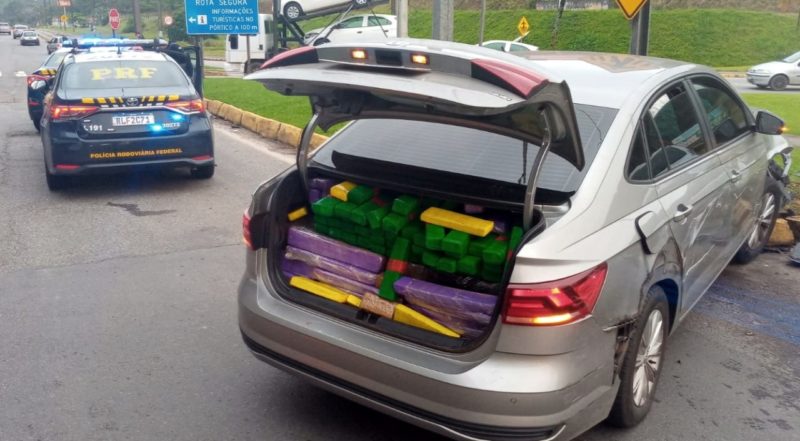Mais de 360 kg de maconha foram apreendidos em carro com placa de Belo Horizonte &#8211; Foto: PRF/Divulgação/ND