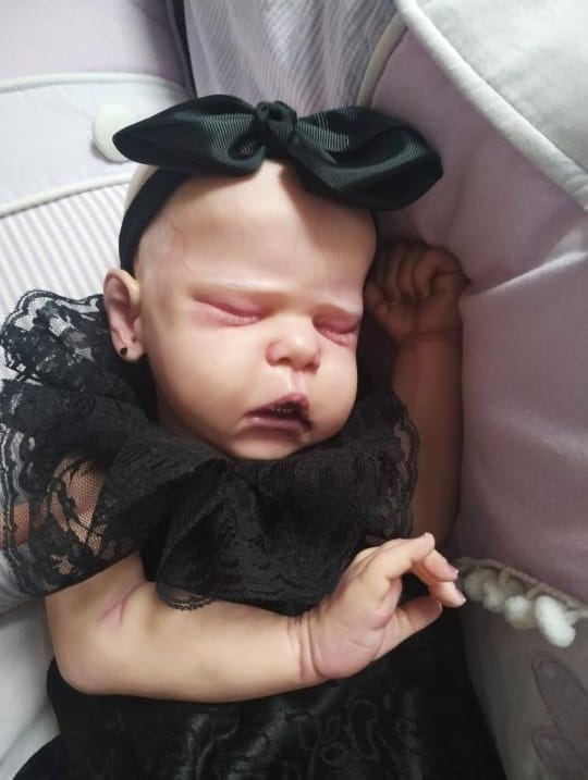 Bebê vampira foi confeccionada com detalhes realistas — Foto: Arquivo pessoal/ND