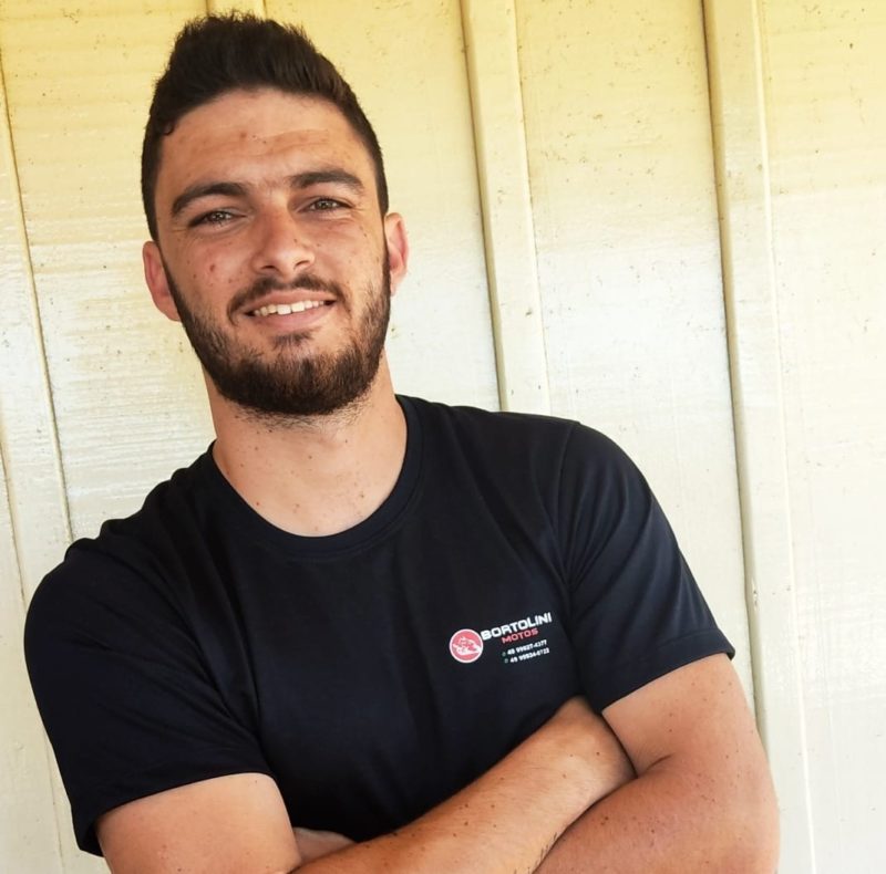 Moto bateu na lateral do carro que acessava o munic&iacute;pio de Cordilheira Alta – Foto: Arquivo Pessoal/Divulga&ccedil;&atilde;o/ND