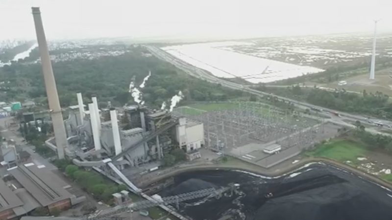 Termelétrica Jorge Lacerda, em Capivari de Baixo, nas margens da BR-101, é o destino do carvão extraído em Santa Catarina &#8211; Foto: NDTV
