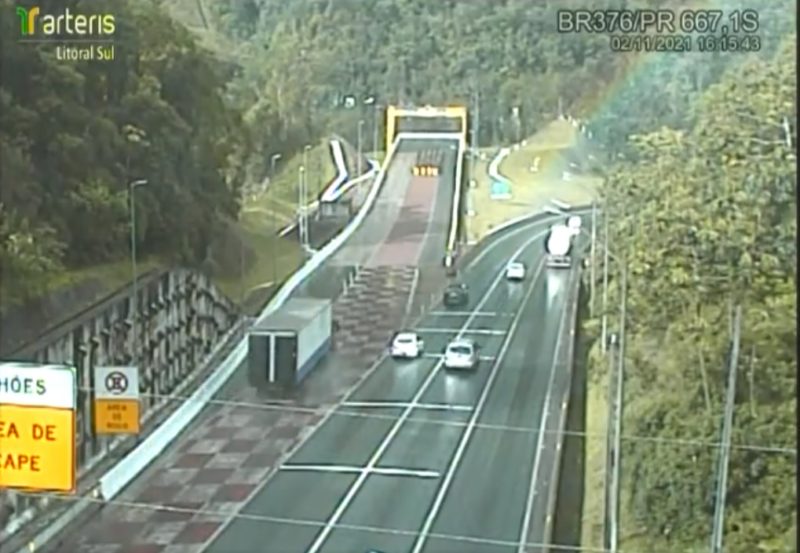 Caminh&atilde;o carregado com papel higi&ecirc;nico foi mais um a usar o dispositivo localizado na BR-376 – Foto: Arteris/divulga&ccedil;&atilde;o