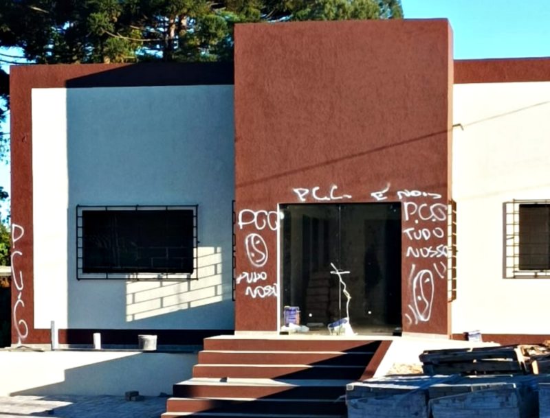 Grupo criminoso picha fachada de base da PM em SC &mdash; Foto: PM/ND