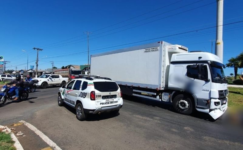 Homem &eacute; atropelado por caminh&atilde;o e bombeiros retiram para-choque para resgate em Chapec&oacute; – Foto: Pol&iacute;cia Militar/ND