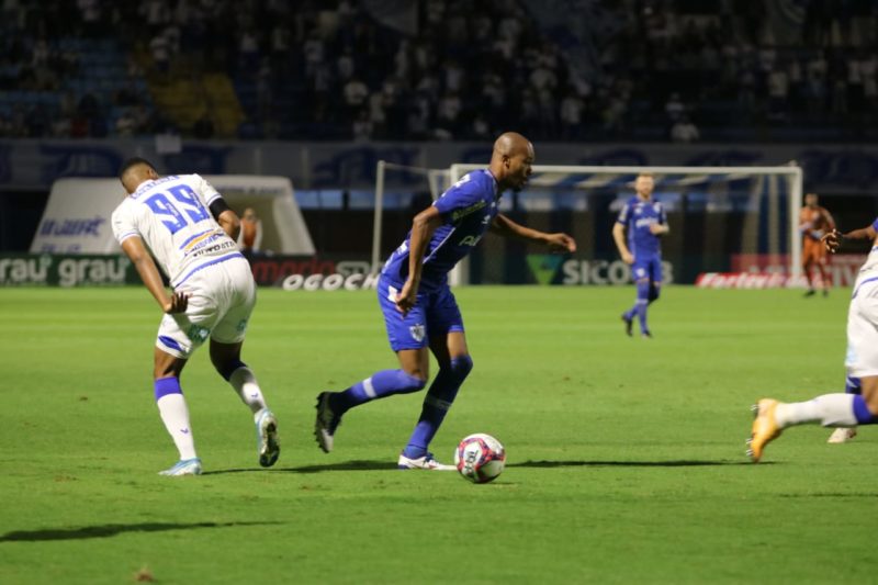 Copete deu assist&ecirc;ncia para o gol de empate do Le&atilde;o da Ilha – Foto: Frederico Tadeu/Ava&iacute;/ND