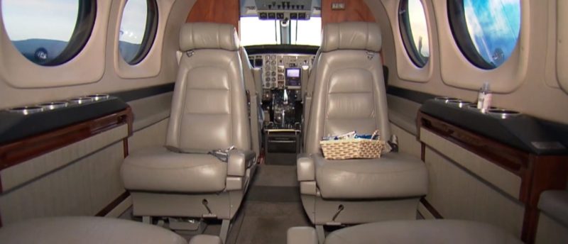 Interior do King Air C90, do mesmo modelo do avião que caiu na sexta (5), é espaçoso e confortável &#8211; Foto: Reprodução/Record TV/ND