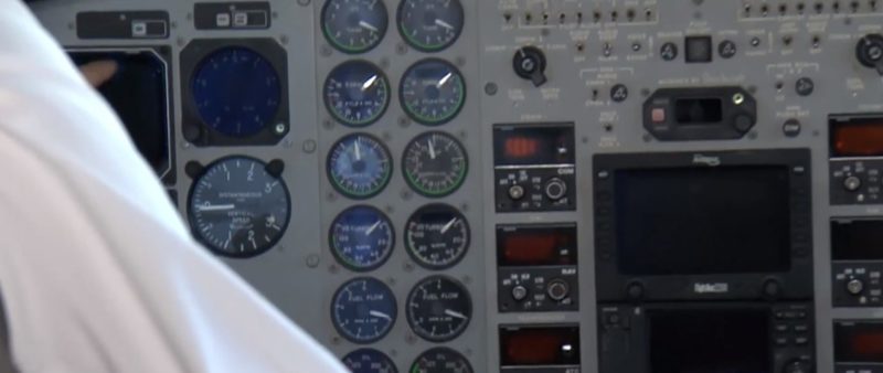 Cabine de comando da aeronave King Air C90 &#8211; Foto: Reprodução/Record TV/ND