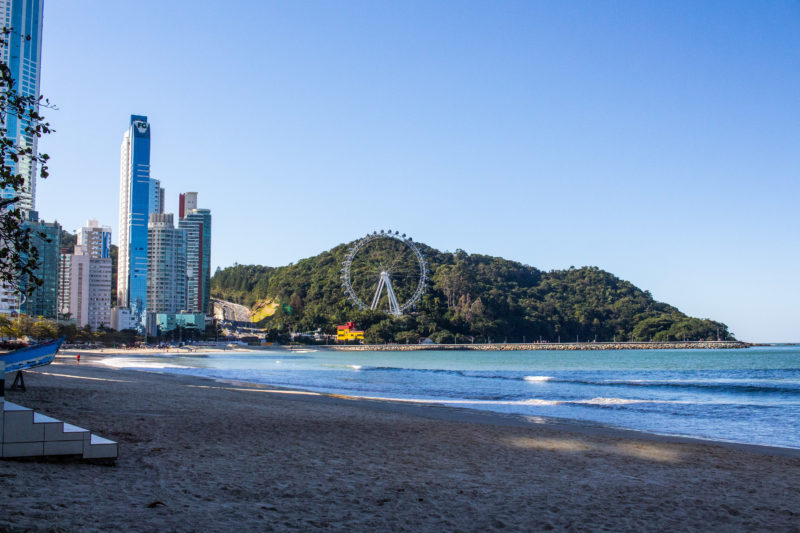 Antes de alargada, sombra tomava conta da praia durante a tarde – Foto: Arquivo/Bruno Golembiewski/ND