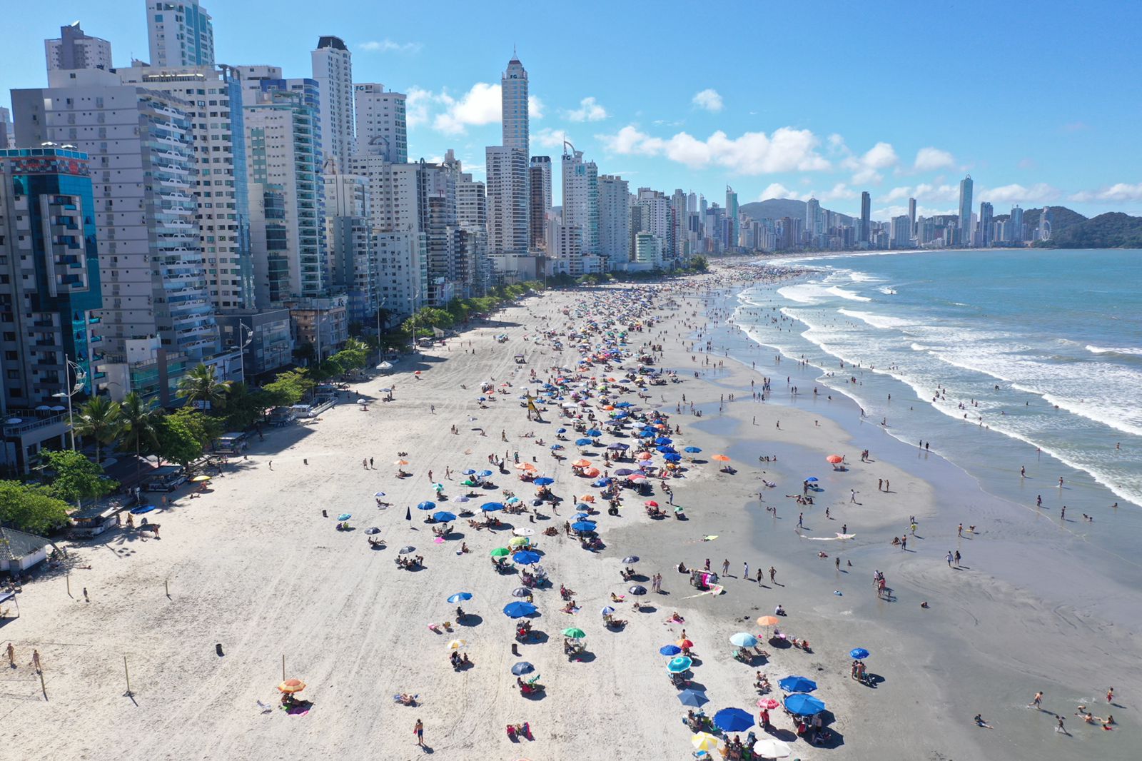 Por que banhistas atolam na areia do alargamento de Balneário