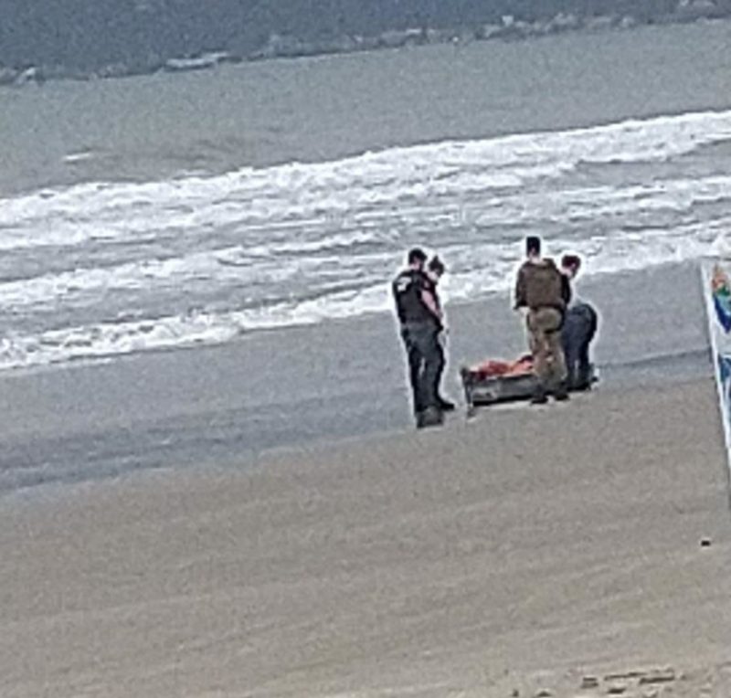 Corpo de pescador foi encontrado em praia de Itapema &#8211; Foto: Reprodução/Bombeiros