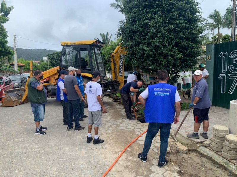 Blitz Sanear evita que 210 mil res&iacute;duos de esgoto sejam liberados no Rio Vermelho – Foto: Elvio Weber/Floripa Se Liga Na Rede/Divulga&ccedil;&atilde;o/ND