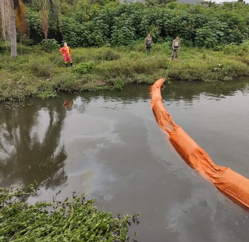Boias s&atilde;o utilizadas para evitar a prolifera&ccedil;&atilde;o do &oacute;leo – Foto: PMA/Reprodu&ccedil;&atilde;o/ND