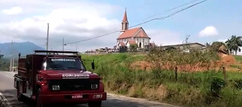 Vídeo viralizou nas redes sociais e Bombeiros Voluntários explicam uso do caminhão sem autorização &#8211; Foto: Reprodução/ND