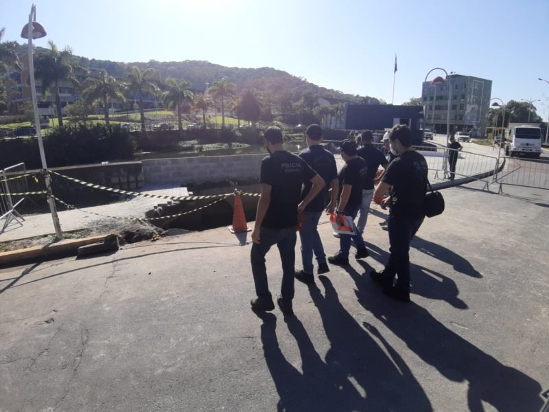 Per&iacute;cia realizada pela manh&atilde; e a liga&ccedil;&atilde;o do acidente com as obras Rio Mathias. – Foto: Foto: Thiago Bonin/NDTV