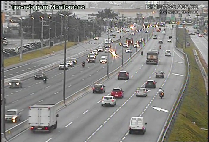 Movimento na BR-101 em S&atilde;o Jos&eacute; no in&iacute;cio da noite desta segunda-feira (15) – Foto: Arteris Litoral Sul/Divulga&ccedil;&atilde;o