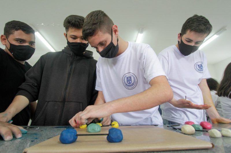 Alunos de uma das sete escolas cívico militares de SC