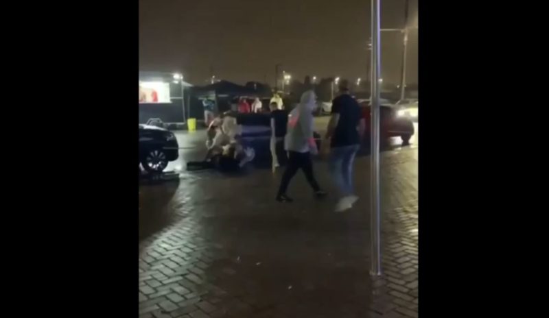 Imagens da briga na sa&iacute;da de uma casa noturna em S&atilde;o Jos&eacute; – Foto: Reprodu&ccedil;&atilde;o/ND