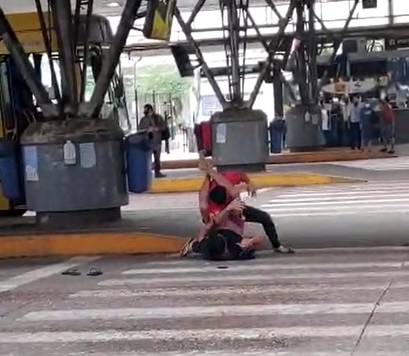 Briga foi flagrada por passageiro que aguardava ônibus no terminal central de Joinville &#8211; Foto: Reprodução/Internet