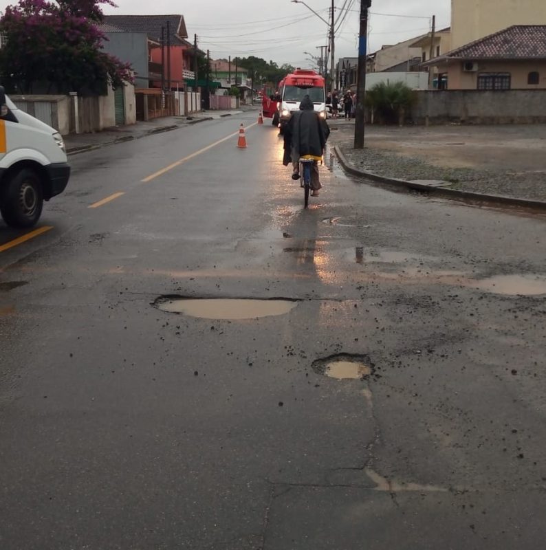 Buracos causaram acidente que deixou jovem gravemente ferido – Foto: Ricardo Alves/NDTV