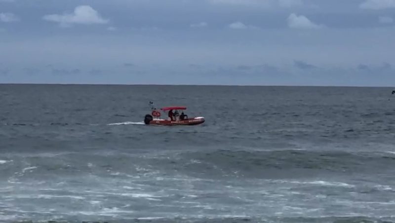 Homem desaparece ap&oacute;s entrar no mar em praia de Itaja&iacute; – Foto: Ravi Raymuad/Bravaconnection
