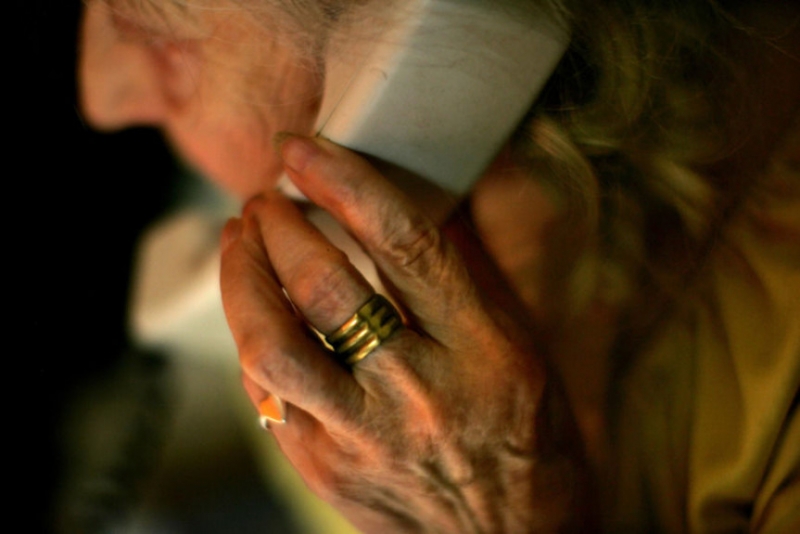 Senhora ao telefone – Foto: Banco de imagens/ND