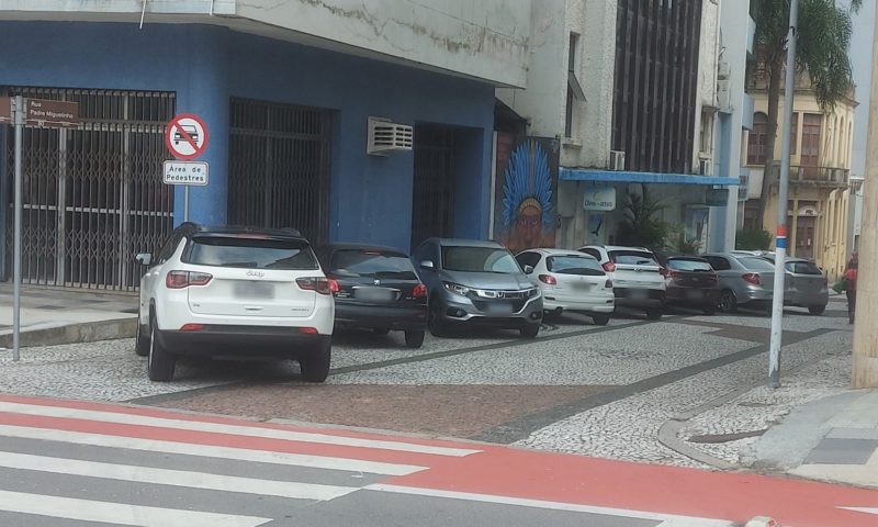 Maus motoristas afrontam as leis de trânsito, como também a placa de sinalização – Foto: Marcos Cardoso/ND