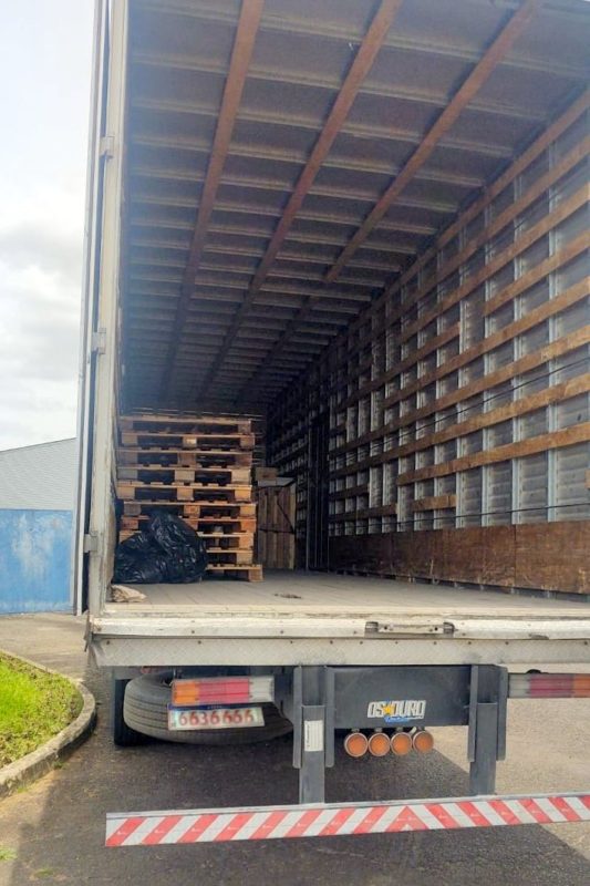 Caminhão transportava mercadoria irregular por SC &#8211; Foto: PRF/Divulgação/ND