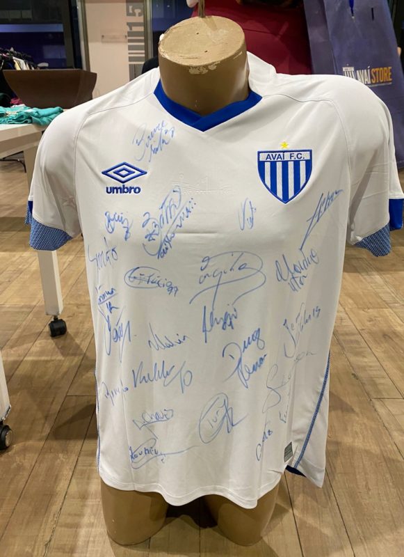 Camisa do Le&atilde;o da Ilha foi arrematada por R$ 10.000 em leil&atilde;o beneficente – Foto: Divulga&ccedil;&atilde;o/ND