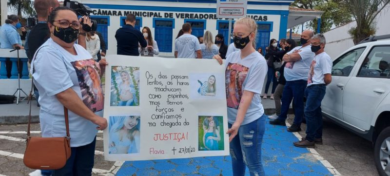 Familiares da jovem gr&aacute;vida morta pedem justi&ccedil;a no j&uacute;ri de Rozalba Maria Grime – Foto: Paulo Metling/Almir Rodrigues/NDTV