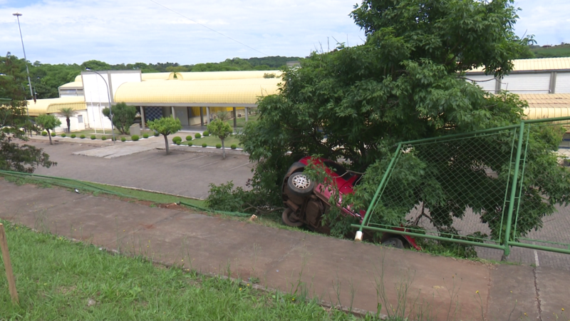 Acidente ocorreu na noite de domingo em Chapec&oacute; &mdash; Foto: S&eacute;lio Gasparetto/NDTV/ND