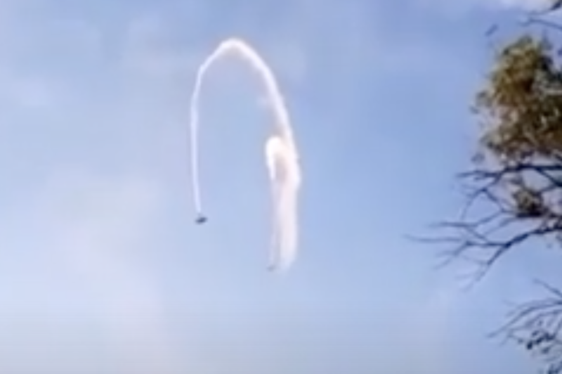 Avi&atilde;o fazia acrobacias, at&eacute; o momento em que o piloto perdeu o controle – Foto: Reprodu&ccedil;&atilde;o