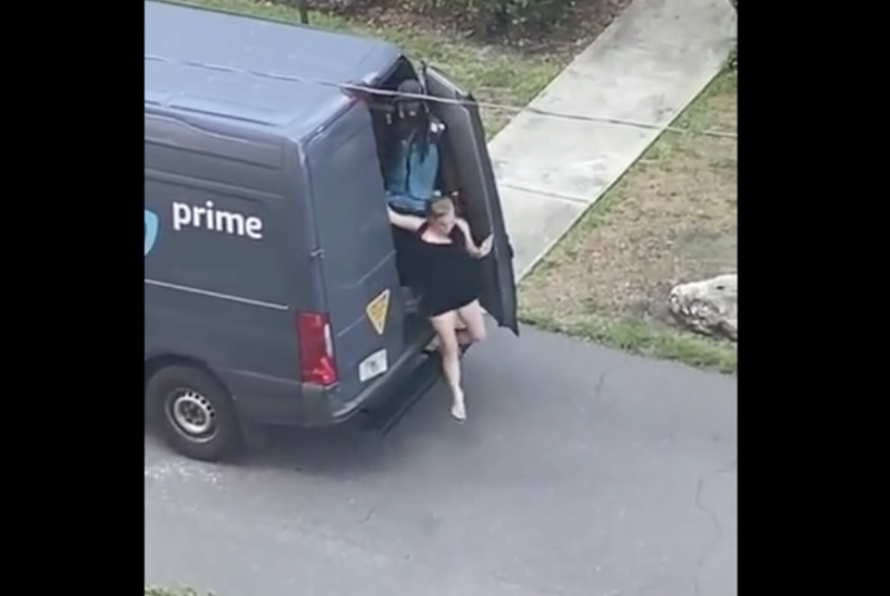 No flagrante, mulher loira deia a van de entregas da Amazon &#8211; Foto: Reprodução