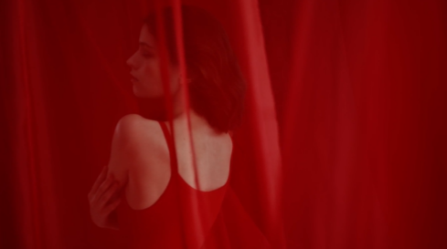 Mulher vestida e envolta em tecidos vermelhos &#8211; Foto: Banco de Imagens/ND