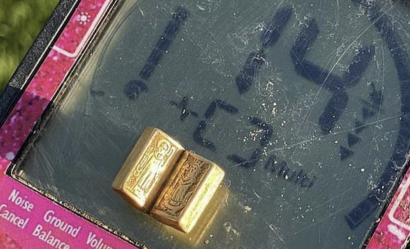 A pequena bíblia de ouro e o detector de metais &#8211; Foto: Reprodução