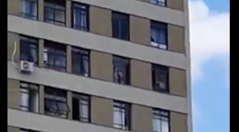 V&iacute;deo flagra crian&ccedil;a andando no parapeito de janela de apartamento no 10&ordm; andar do pr&eacute;dio – Foto: Reprodu&ccedil;&atilde;o