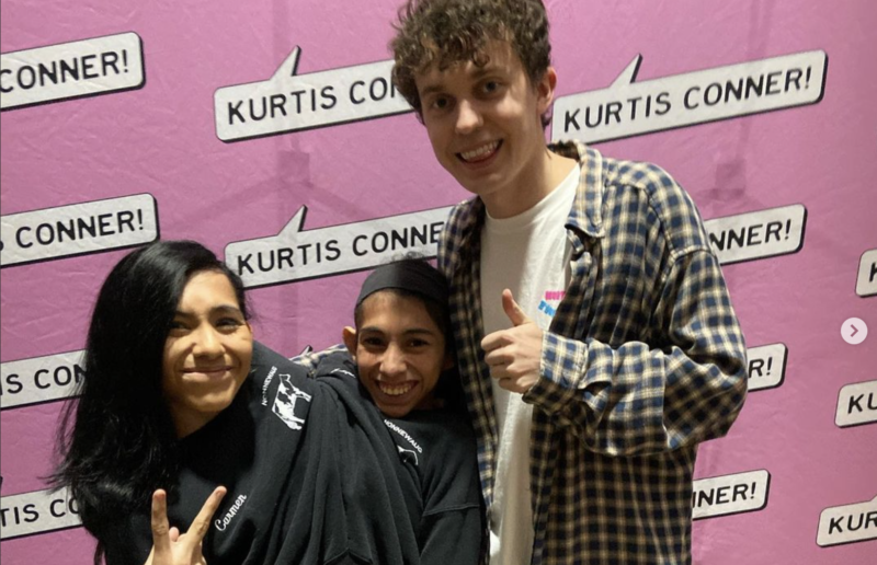 As g&ecirc;meas siamesas levam vida agitada. Aqui elas aparecem em foto com o comediante canadense Kurtis Conner – Foto: Reprodu&ccedil;&atilde;o