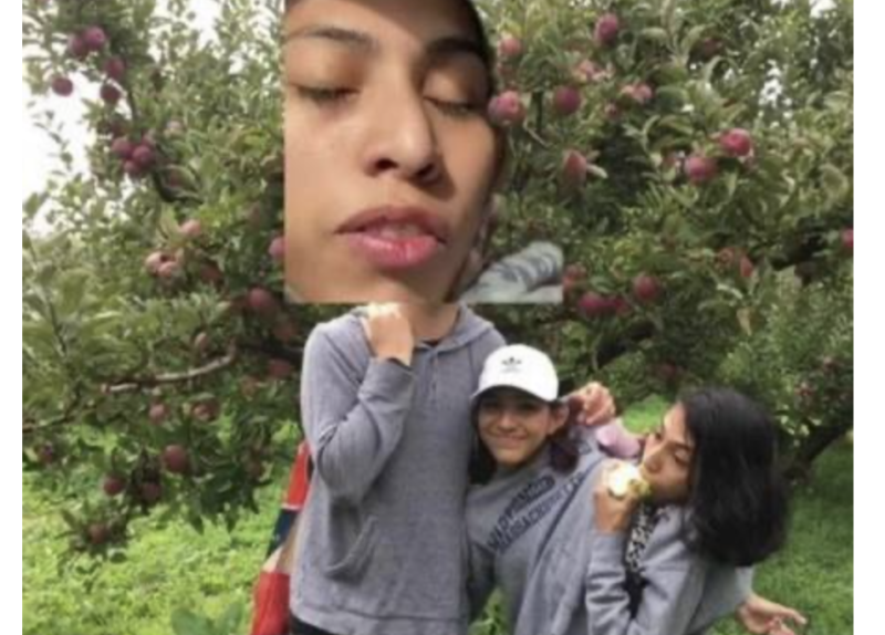 Segurando vela: Lupita faz montagem com seu rosto no lugar do rosto do namorado de Carmen – Foto: Reprodu&ccedil;&atilde;o