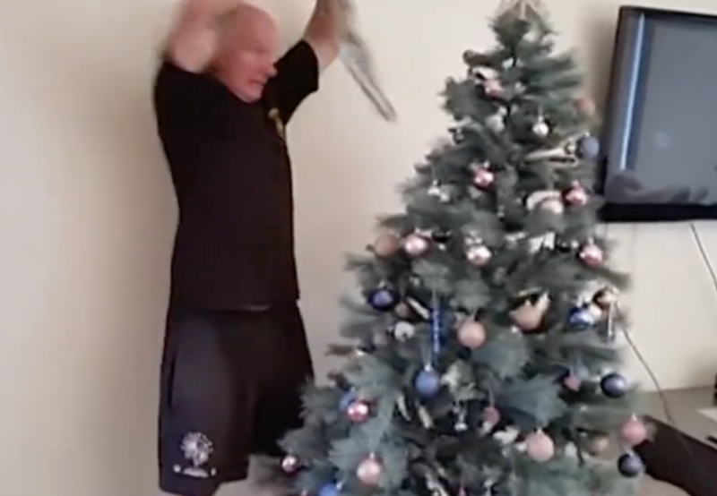 Tirar a cobra da árvore de Natal foi tarefa difícil para o tratador &#8211; Foto: Reprodução