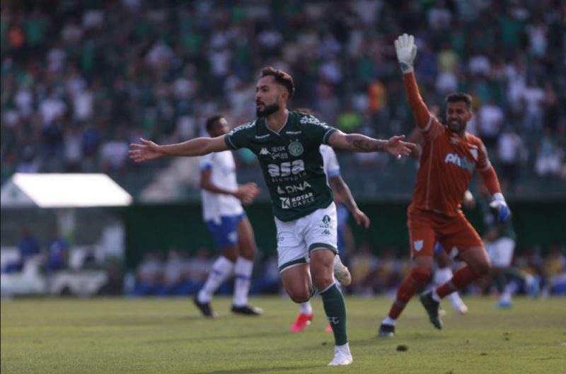 Bruno S&aacute;vio, de costas para o protesto de Gl&eacute;dson, sai para comemorar um belo gol sobre o Ava&iacute; – Foto: Thomaz Marostegan/Guarani FC/divulga&ccedil;&atilde;o