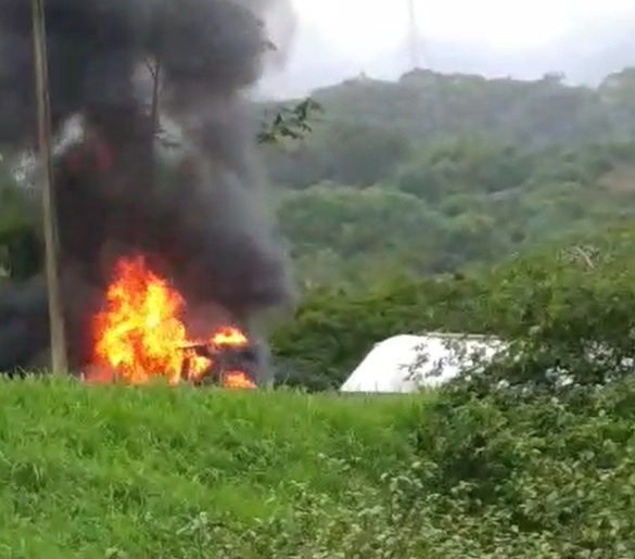Inc&ecirc;ndio em carreta interdita pista no sentido Santa Catarina – Foto: Reprodu&ccedil;&atilde;o/Internet