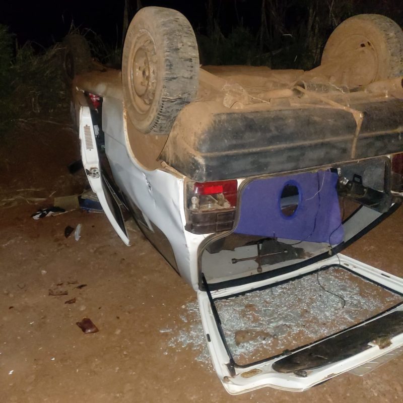 Acidente de tr&acirc;nsito envolveu um Fiat/Uno de cor branca – Foto: Corpo de Bombeiros/NDtr&acirc;