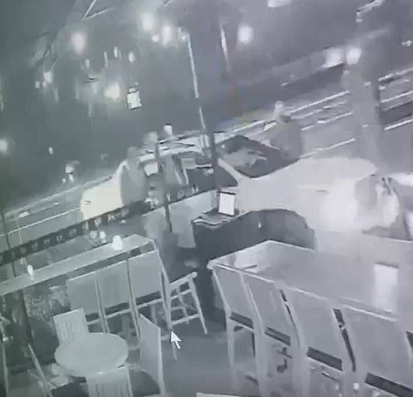 Depois de ser expulso de bar, homem jogou carro em bar do Centro da cidade – Foto: Reprodu&ccedil;&atilde;o/ND