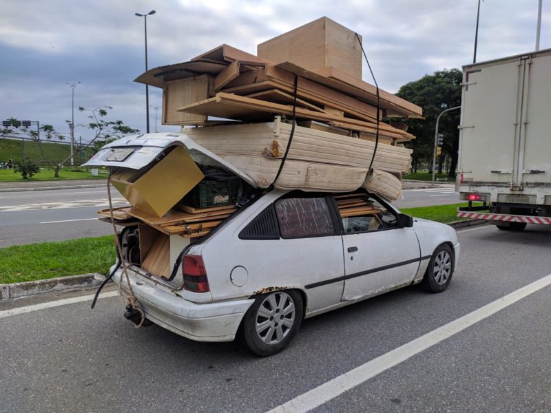 Carro lotado de m&oacute;veis &eacute; flagrado em Florian&oacute;polis na tarde deste s&aacute;bado (20) – Foto: PMRv/Divulga&ccedil;&atilde;o/ND